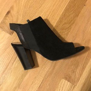 💕Beautiful Tahari suede open toe booties 💕